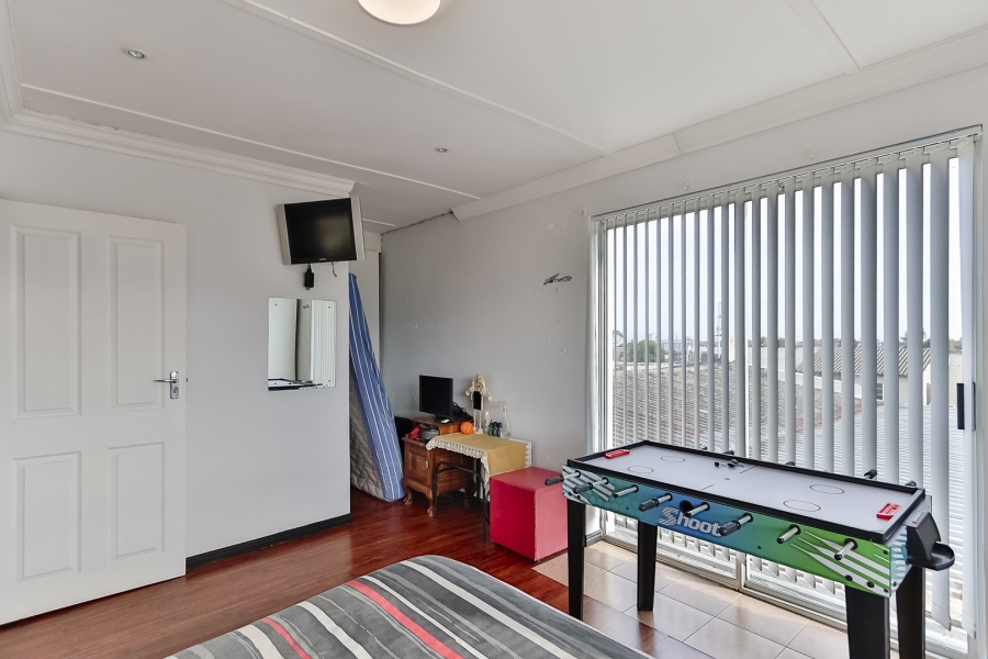 5 Bedroom Property for Sale in Gustrouw Western Cape